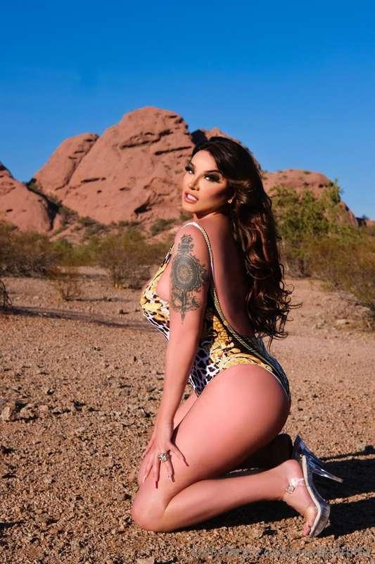 Just a little sneak peak of my new photoshoot in the desert 