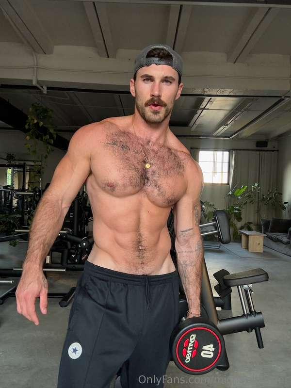 Sweaty, hairy, horny and flexed 🥵👅👅