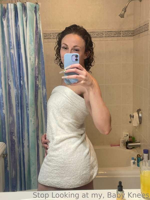 This barely there towel is GIVING

wash behind your,
Baby Kn..