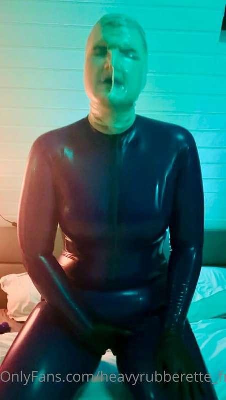 It was hard for @rubber_demon  to just film and not grab and..