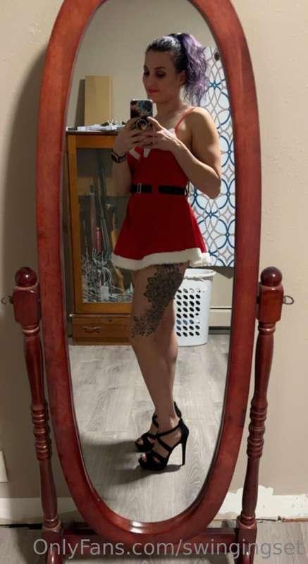 Happy hump day! I know I'm late with the Christmas outfit bu..