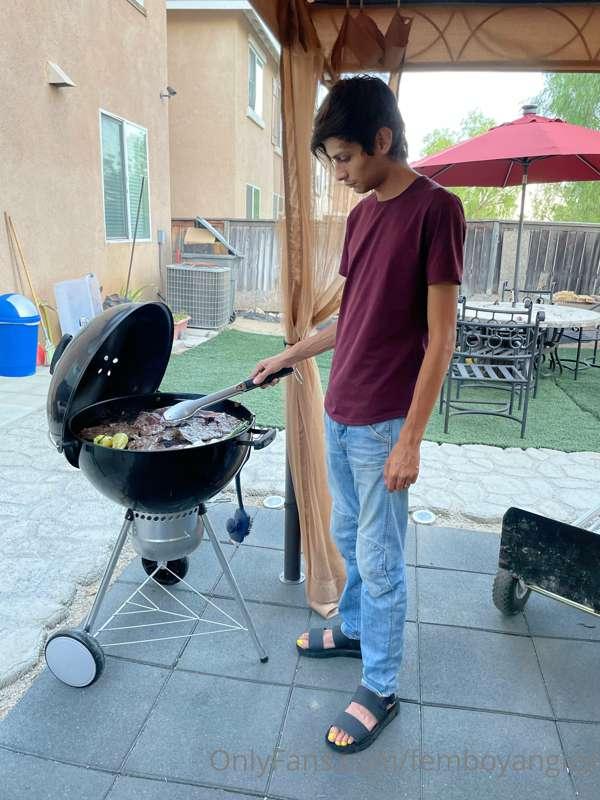 anyone want some carne asada?.... and do you want green or r..