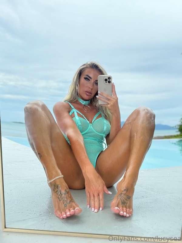 Honey, would you like to swim in the pool with me?💦💦