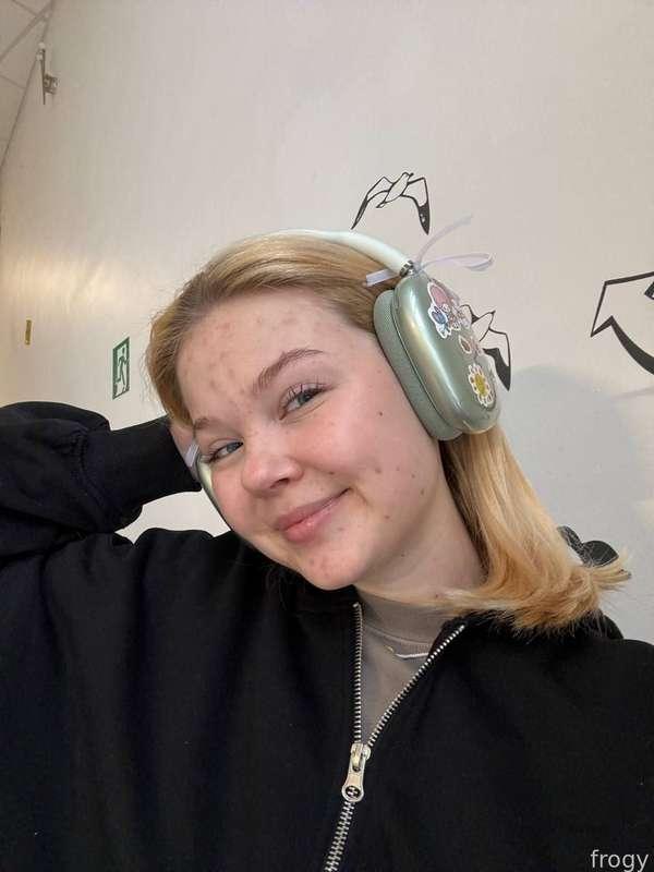I tossed and turned all night yesterday 🤷🏼‍♀️ thinking how I already want to go to the uni, to see my classmates, to show everyone how cool I put on my headphones with new sticker style🤭  woke up in the morning and didn't understand at all where such thoughts came from, but ur froggy looked great today!🐸

♡ #cute #schoolgirl #teen #nextdoorgirl #gfe #college #young #smallboobs #ass #tiny ♡