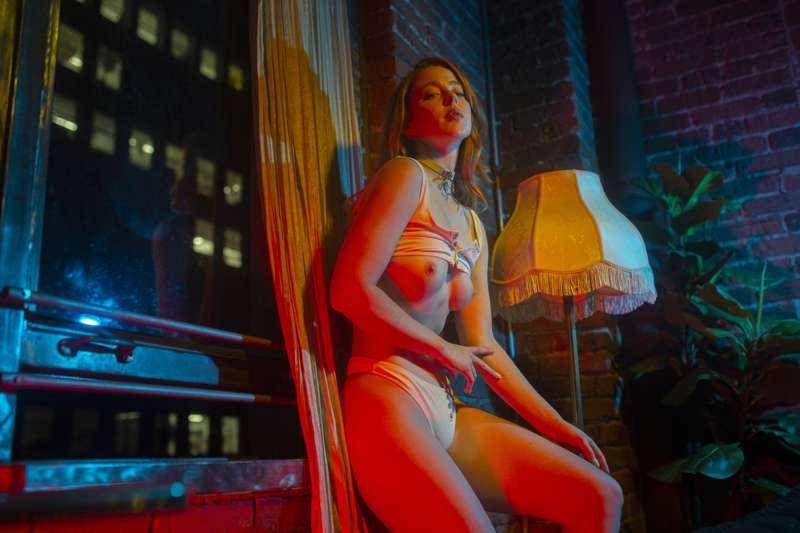 Something about redheads in red light 🤤