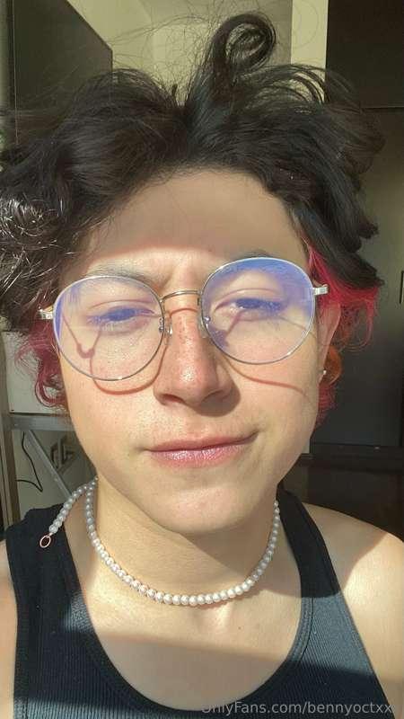 With or without glasses? 🤓🌸