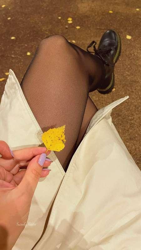 Retro autumn 🍁 
Can't wait for tomorrow to show you a special picture from my today's walk 😜 

#pantyhose #natural #nopanties 