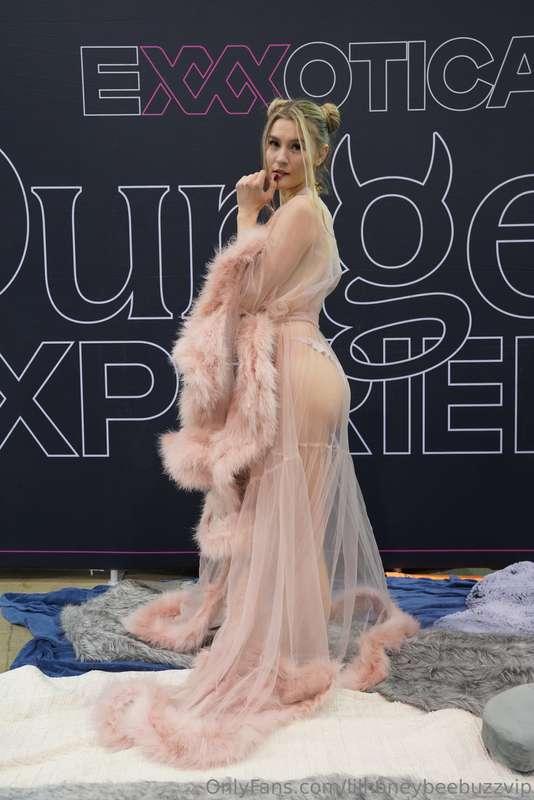 Your goddess is glowing and needy ✨ worship me right, baby