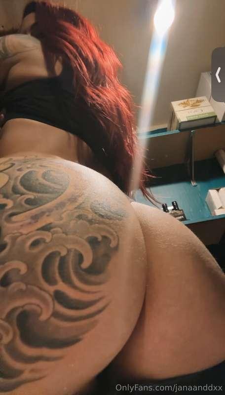 Some cheeks for your Tuesday night 😘