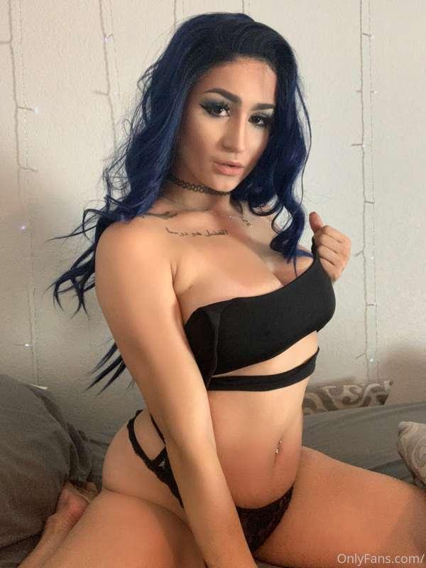 I love the blue hair not gonna lie 💙😍