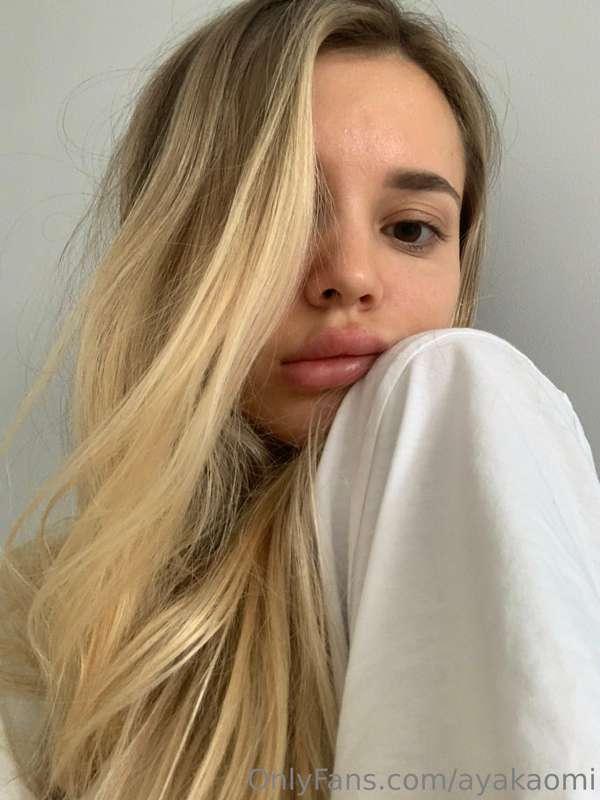 hmmm im bored, come spoil me and keep me company 😝