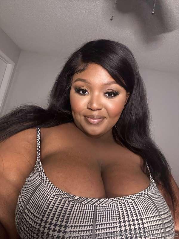 Check your DMs bae I’m such a horny babe 
