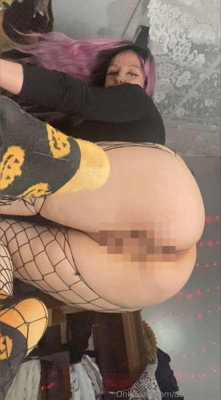 Goth mommy rose in my fish nets here to milk your cum in thi..