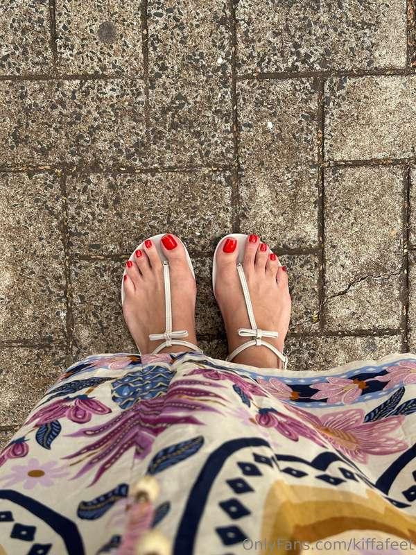 New red pedicure available for customs and videochat