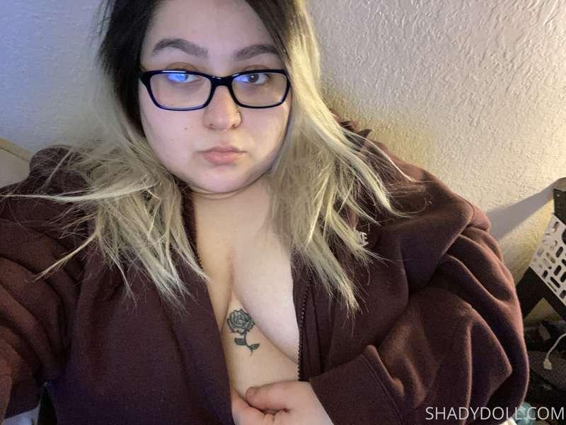 Chilling at home in this cold weather... what about you? 😇