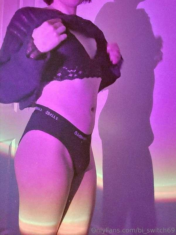 I'll be on cam in about 2 hours! Come make me squirm 👻😈