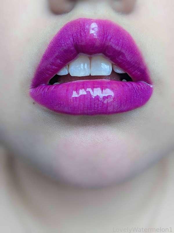 Oh how I love a purple lip! 😊💜 Very much an autumn color and my, we are in autumn now huh? Haha 🍂🍁 

#FYP #LipstickFetish #Lipstick #Lips #LipGloss #MouthFetish #Mouth #Oral #Tongue #Tease #UpClose #Kisses #LovelyWatermelon1 #MoodyWatermelon1 