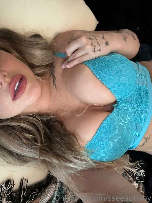 Do I look hot in blue?🙈
