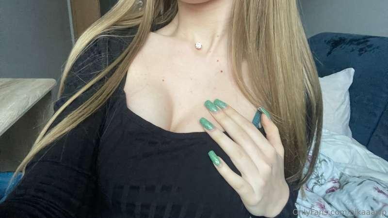 How do you like my manicure?🍒