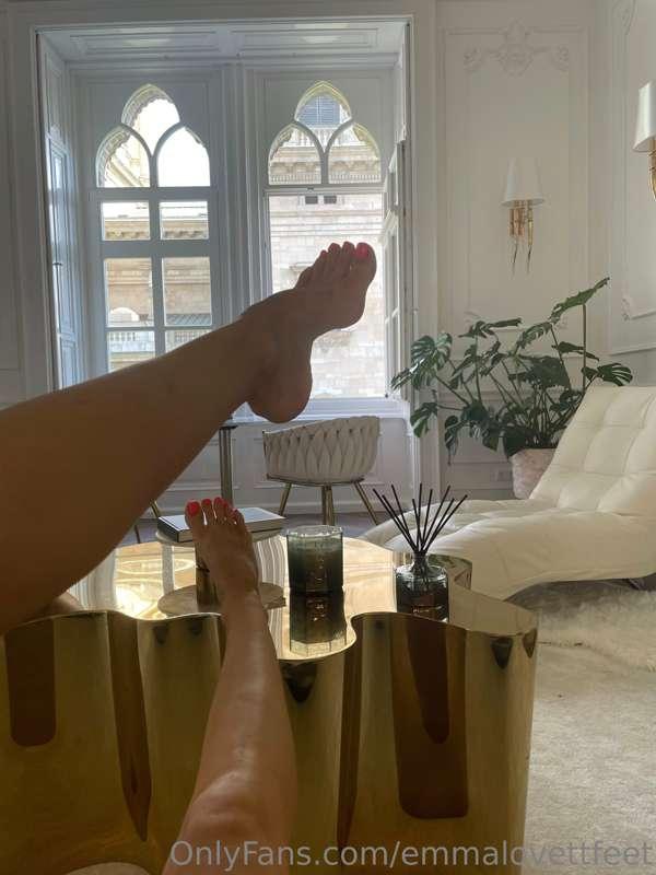 I don't know what's the most beautiful, my feet or this flat..