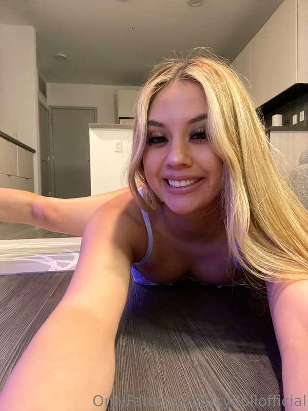 Stretching & selfies! Staying in tonight cus it’s rainy🌧️