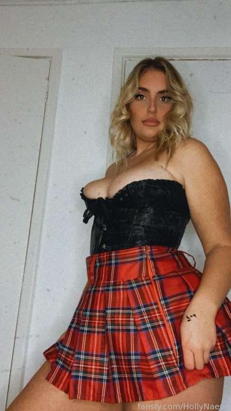 hollynaeve image #1
