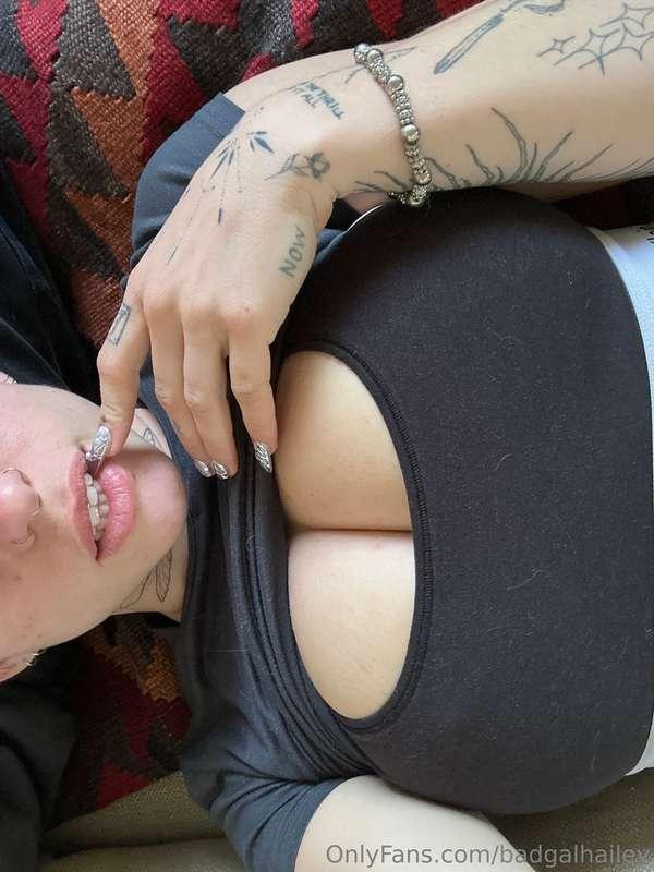 hi there x( if you’re online text me i’m bored:3 )