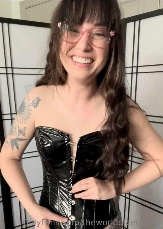 When a striptease turns into a comedy skit 🤣 *SWIPE FOR DERP..