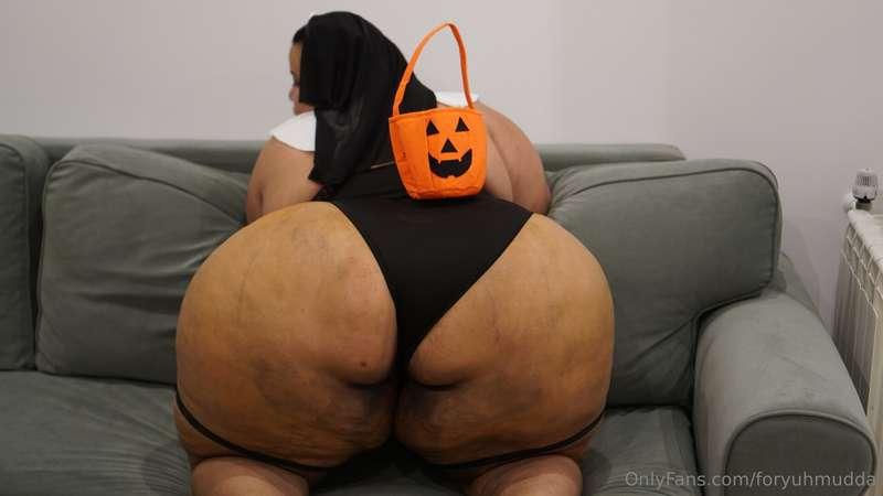 Want to see more @eris_bbw ? 🎃👻