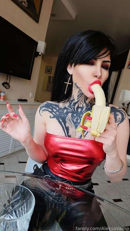 Such a delicious banana, what do you think could be here instead of a banana🔥👄? because your dick can be very sweet!😍😍😍


😏😏😏
#fyp #strapon #mistress #femdom #goth #footfetish #mommy #goddess #tattoos #altgirl 