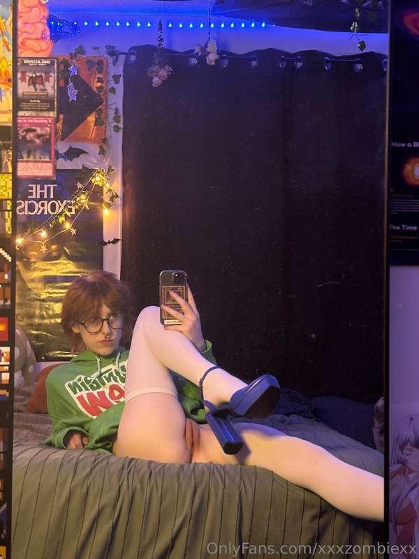 Not doing much, u wanna hang out? ;)