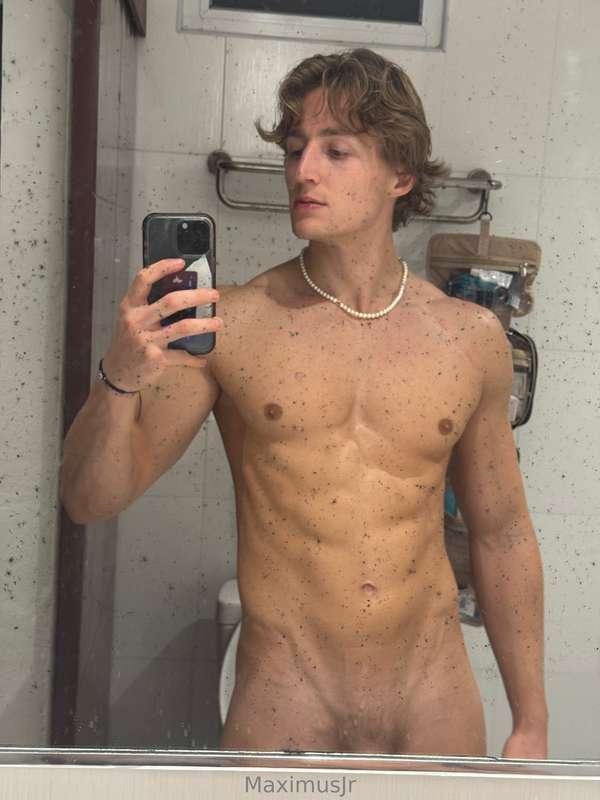 What's dirtier, me or the mirror? 