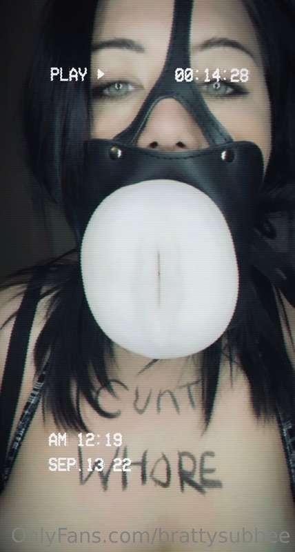 I just wanna be ur free use cunt 🖤