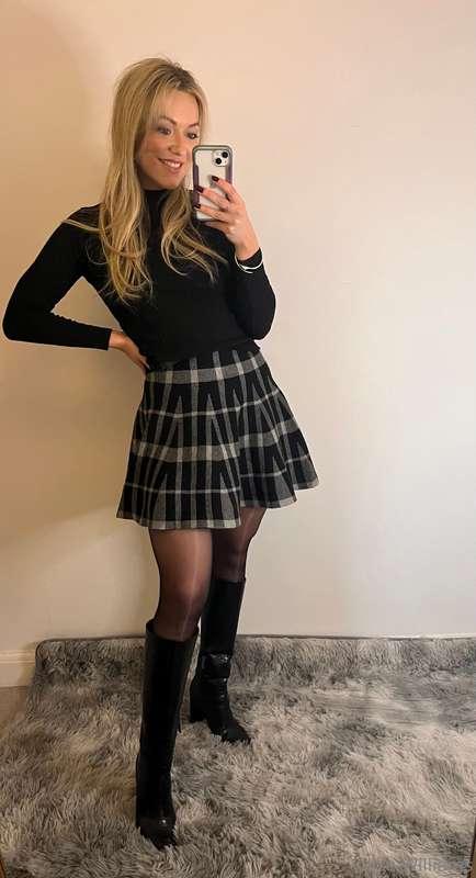 I’m off shopping today! What do you think of my cute outfit?..