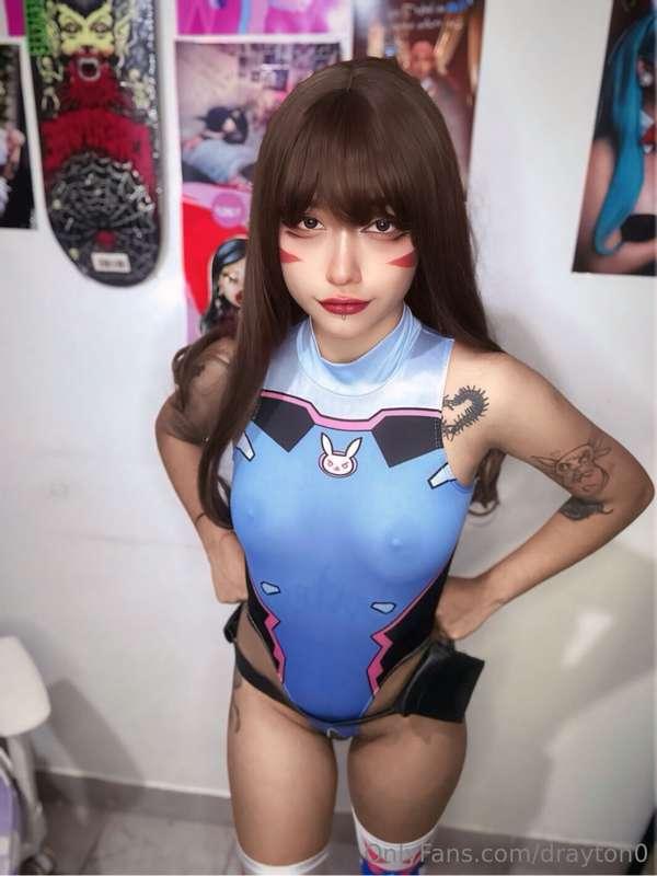 Te gustaria set de Dva?  Obvio con el maquillaje bien hecho ..
