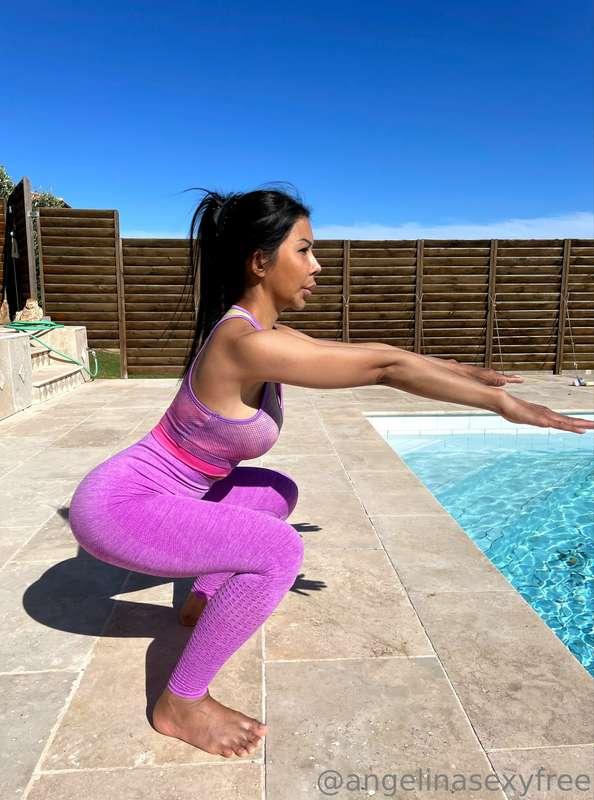 I love make SQUATS 🍑

Do you like my JUICE ASS? 🥰

➡️ ➡️ @TH..