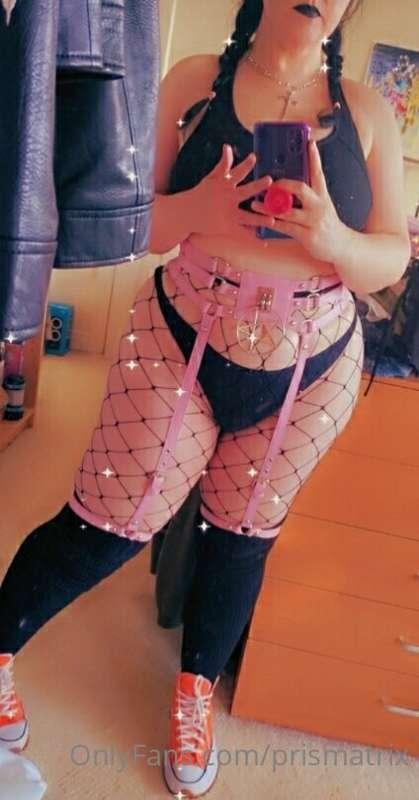 A quick snap of me trying on my pink Killstar belt last year..