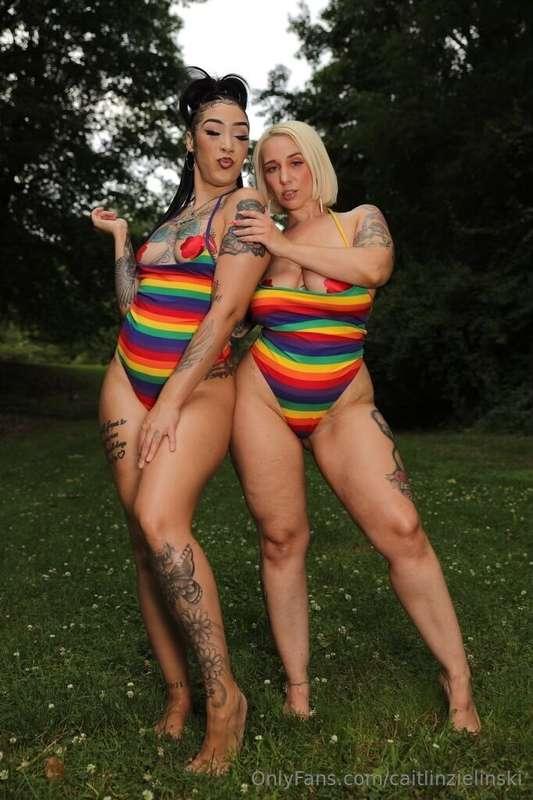 Naughty girls looking for a threesum 👅😈🍆🌈