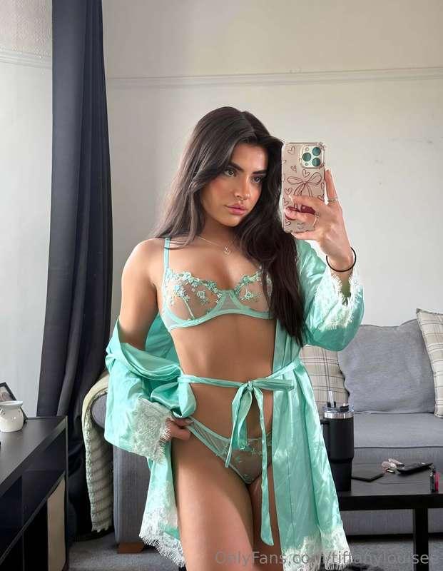 @ameliaellison is a huge tease, she's so sexy & filthy 😏 Che..