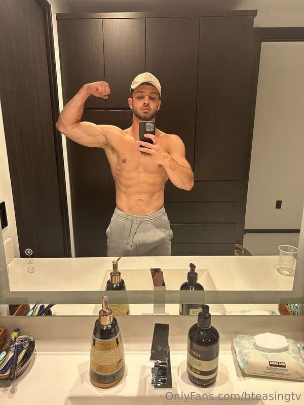 Good morning🥵 Sub to daddy’s VIP account for a free surprise..