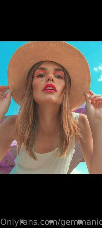 🎀@ladymoira⛓

I am the princess of your dreams and the queen..