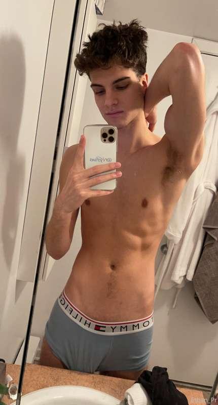 About to go to bed.. but I’m horny 😉