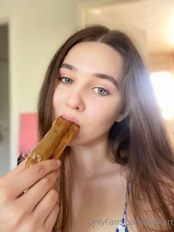 I love sweets, I love eclairs😋🤤 Will you buy me a hundred ec..