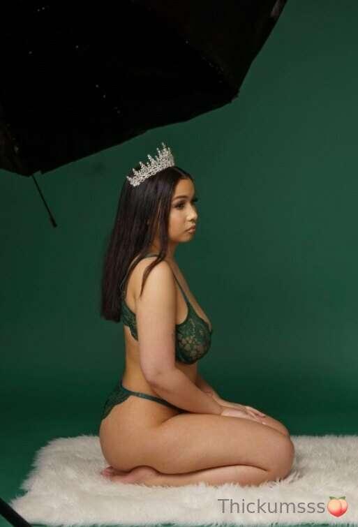 Sneak peak from my photoshoot 💚✨ can’t wait to show you the ..