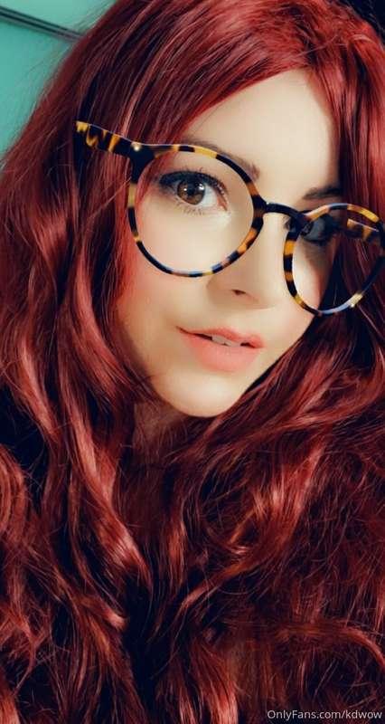 15 Sexy HD pics in a long red wig!