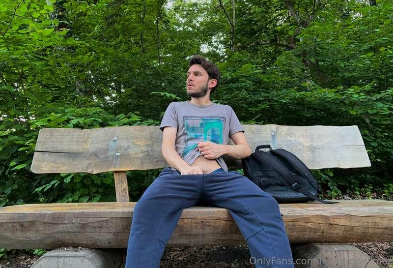 Forest bench jerking session... 🌳🌲 Video coming soon 💦😉