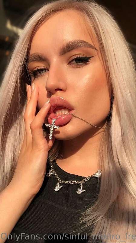 Do you know what these lollipop-lips are capable of?👄 Let's ..
