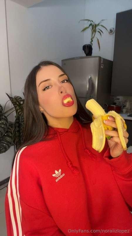 caught red-handed looking this good while eating a banana😏