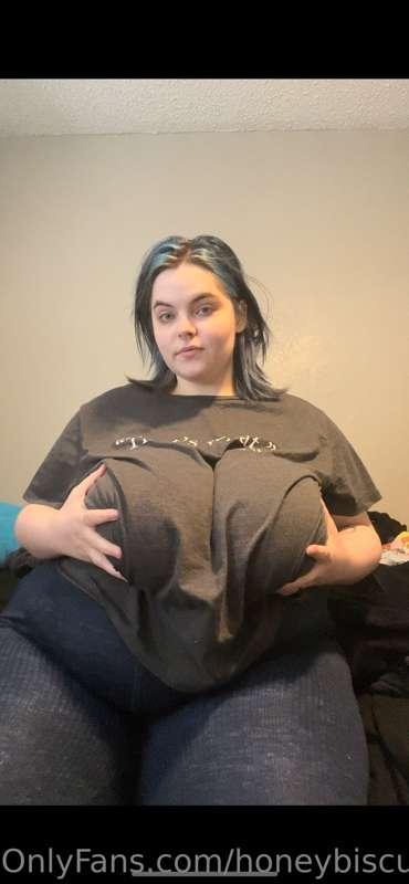 Just sent a video of me massaging my big tits to your dms 🥰 ..