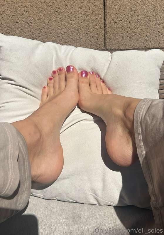 New color! it makes my toes look so delicate and suckable 👅 ..